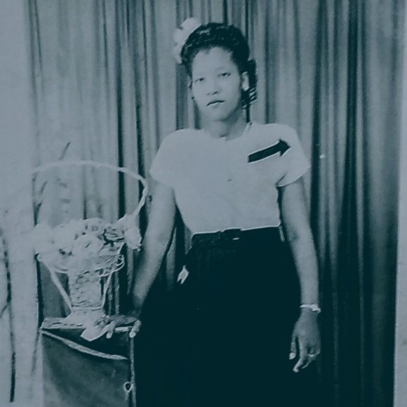 Join @ladydivadi LIVE shopping experience.
JUST ADMIRE: Sharing Rare Selections - Picture 14 of 17